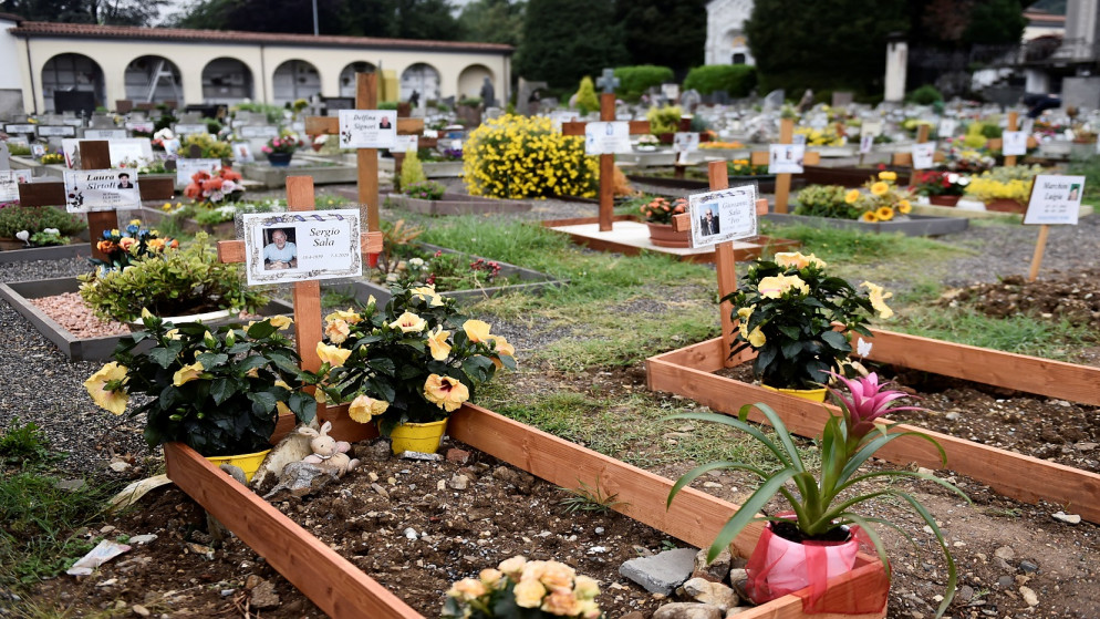 قبور الأشخاص الذين لقوا حتفهم بسبب فيروس كورونا في مقبرة نيمبرو، بالقرب من بيرغامو، إيطاليا ، 13 أيار/مايو 2020. (رويترز / فلافيو لو سكالزو)