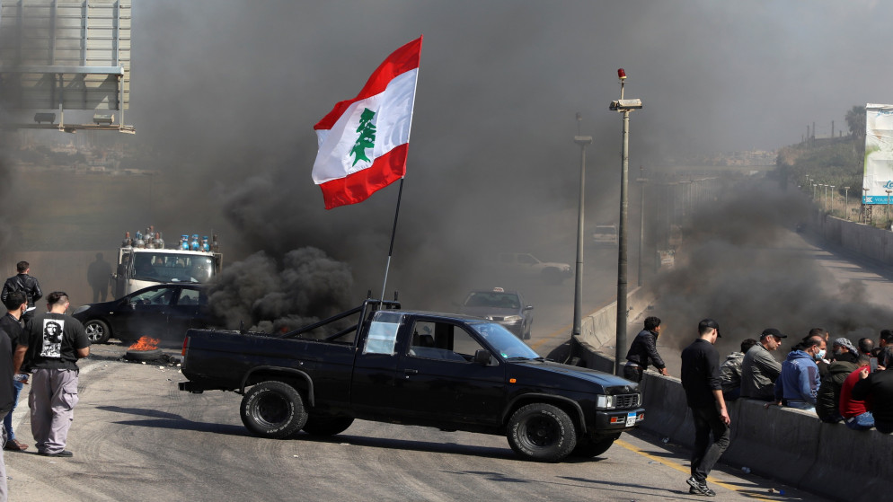 سيارة تغلق طريقا خلال احتجاج على هبوط العملة اللبنانية وتزايد الصعوبات الاقتصادية في خلدة في لبنان، 8 آذار/مارس 2021. (رويترز)