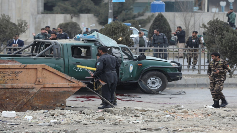 قوات الأمن الأفغانية تتفقد موقع انفجار قنبلة في كابول، أفغانستان، 21 شباط/ فبراير 2021. (رويترز)
