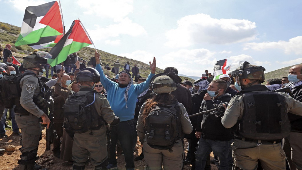 قوات الاحتلال الإسرائيلي خلال مواجهة مع متظاهرين فلسطينين في قرية بيت دجان بالقرب من مدينة نابلس .شمالي الضفة الغربية المحتلة .5 مارس 2021.(أ ف ب)