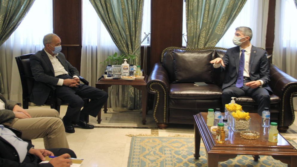  رئيس غرفتي صناعة الأردن وعمّان فتحي الجغبير خلال لقاء سفير جمهورية كوسوفو غير المقيم لدى الأردن إلير دوغولي. (المملكة)