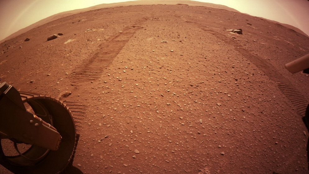 مسارات للعجلات خلف العربة الجوالة أثناء قيامها باستكشاف مكان لإسقاط مروحية المريخ، 8 آذار/ مارس 2021. (أ ف ب)