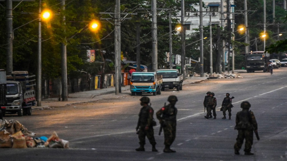 جنود يغلقون شارعًا فارغًا في يانغون . 10 مارس 2021.(أ ف ب)