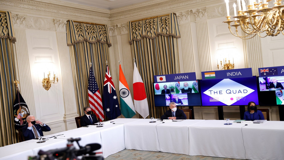 الرئيس الأميركي جو بايدن يشارك بجانب طاقم العمل وأعضاء مجلس الوزراء في اجتماع افتراضي مع قادة دول آسيا والمحيط الهادئ في البيت الأبيض في واشنطن، الولايات المتحدة، 12 آذار/مارس 2021. (رويترز / توم برينر)