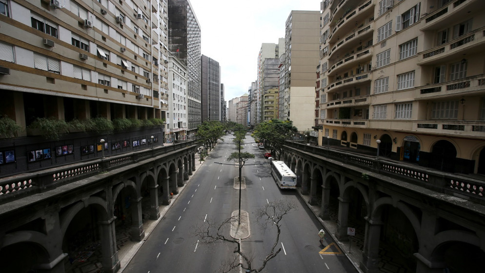 منظر لشارع بورخيس دي ميديروس شبه فارغ بعد أن فرضت حكومة ولاية ريو غراندي دو سول مزيدًا من القيود للحد من انتشار كورونا، في بورتو أليجري بالبرازيل،3 مارس 2021. (رويترز)