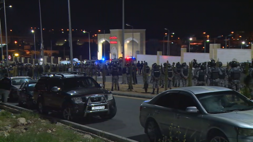 مواطنون غاضبون أمام البوابة الرئيسية لمستشفى السلط الجديد وتعزيزات أمنية. (المملكة)