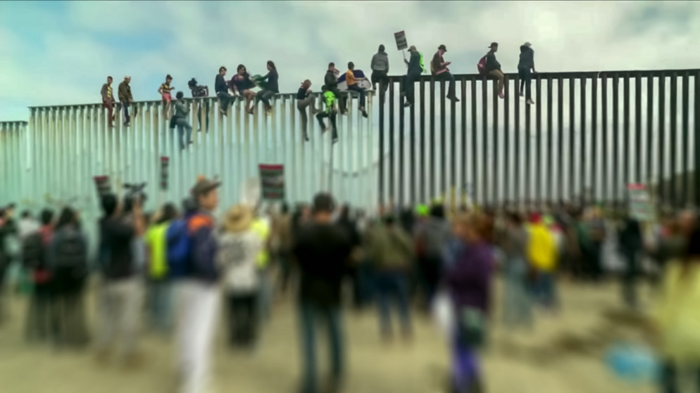 لاجئون يحاولون العبور من المكسيك إلى الولايات المتحدة. صورة تعبيرية. (shutterstock)