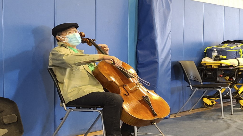 عازف التشيللو "يو يو ما" يعزف بعد تلقيه جرعة لقاح في كلية بيركشاير في ولاية ماساتشوستس. (أ ف ب)
