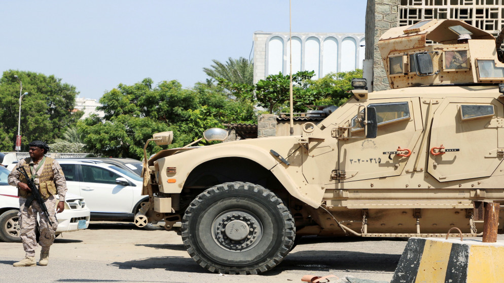 جندي سعودي يسير بجوار مدرعة خارج مستشفى أثناء تسليم مساعدات طبية سعودية في عدن اليمنية. 06/11/2019. فواز سلمان / رويترز