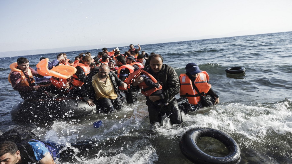 لاجئون سوريون يصلون إلى شواطئ جزيرة ليسفوس في اليونان على متن قارب مطاطي من تركيا. 23 أغسطس / آب 2015.(أ ف ب)