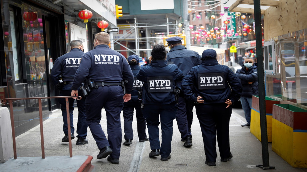 أعضاء من فريق الاستجابة السريعة للشؤون المجتمعية التابع لإدارة شرطة نيويورك، يقومون بدوريات في قسم الحي الصيني في مانهاتن في أعقاب إطلاق النار المميت في ثلاثة منتجعات صحية في جورجيا، في مدينة نيويورك، نيويورك، الولايات المتحدة، 17 آذار/ مارس 2021. (رويترز)