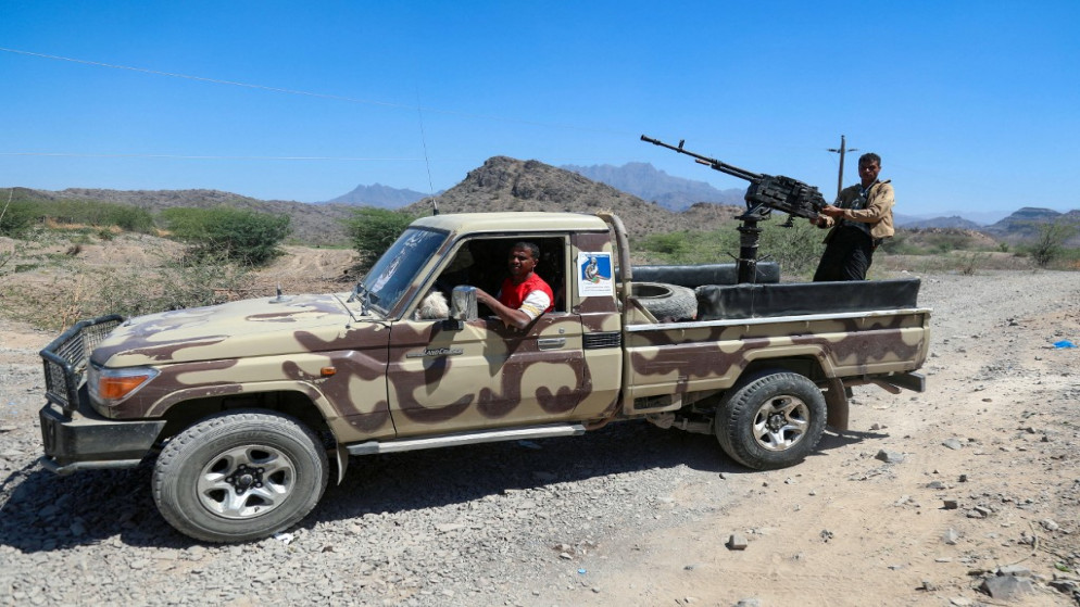 مقاتل يحمل مدفعا رشاشا في وقت تنتشر القوات الموالية للحكومة اليمنية خلال اشتباكات مع مقاتلين حوثيين غربي مدينة تعز الثالثة في البلاد .16 مارس / آذار 2021. (أحمد الباشا / أ ف ب)