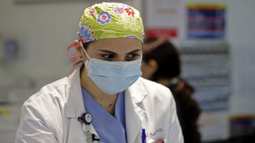طبيبة الطوارئ نور الجلبوط خلال مناوبة لها في مستشفى الجامعة الأميركية في العاصمة اللبنانية في بيروت، 17 آذار/مارس 2021. (أنور عمرو/ أ ف ب)