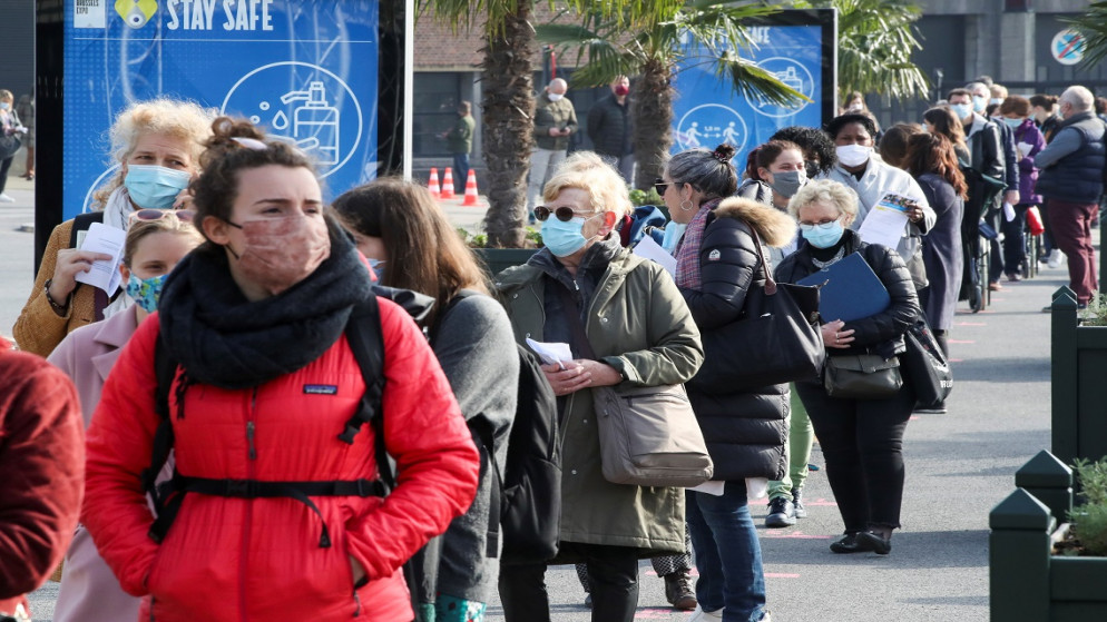 أشخاص يصطفون خارج أكبر مركز لإعطاء اللقاح الواقي من كورونا في بروكسل، بلجيكا، 3 آذار/مارس 2021. (رويترز / إيف هيرمان)