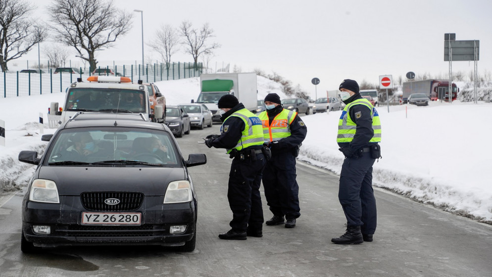 ضباط شرطة ألمانيون يفحصون المركبات على الحدود مع جمهورية التشيك، 15 شباط/ فبراير 2021. (رويترز)