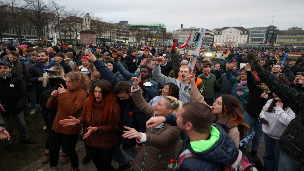تظاهرة في مدينة كاسل الألمانية ضد القيود المفروضة لاحتواء فيروس كورونا. (أ ف ب)