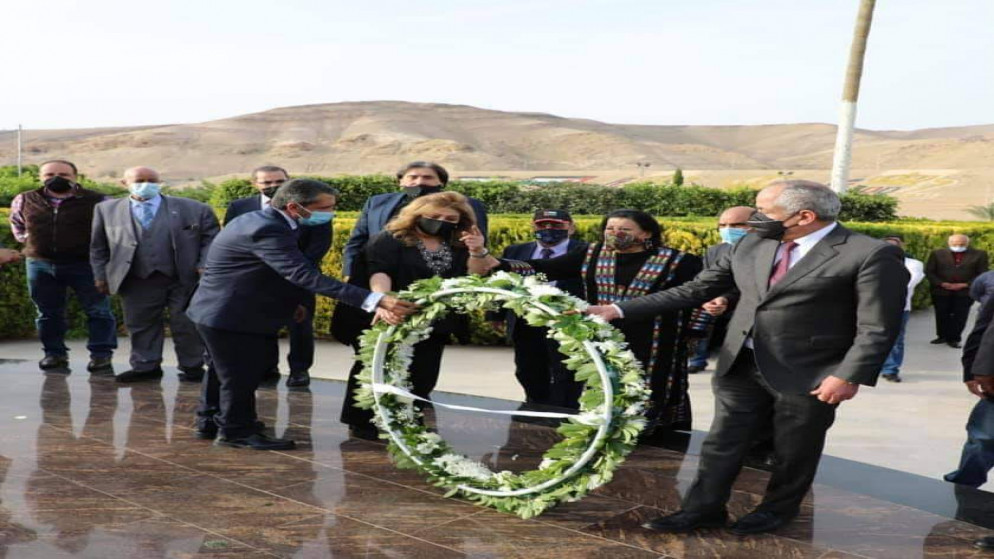 وزير الثقافة وضع اكاليل الزهور على النصب التذكاري لشهداء معركة الكرامة في منطقة الكرامة بالشونة الجنوبية. (وزارة الثقافة)