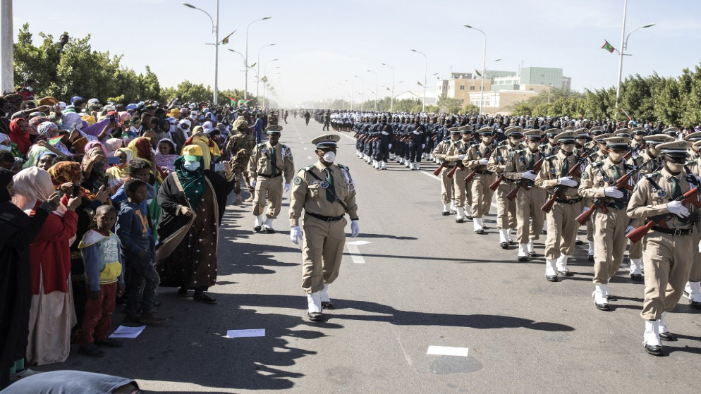 مواطنون يهتفون خلال عرض عسكري واحتفالات بالذكرى الستين لاستقلال موريتانيا في نواكشوط، 28 تشرين الثاني/ نوفمبر 2020. (أ ف ب)