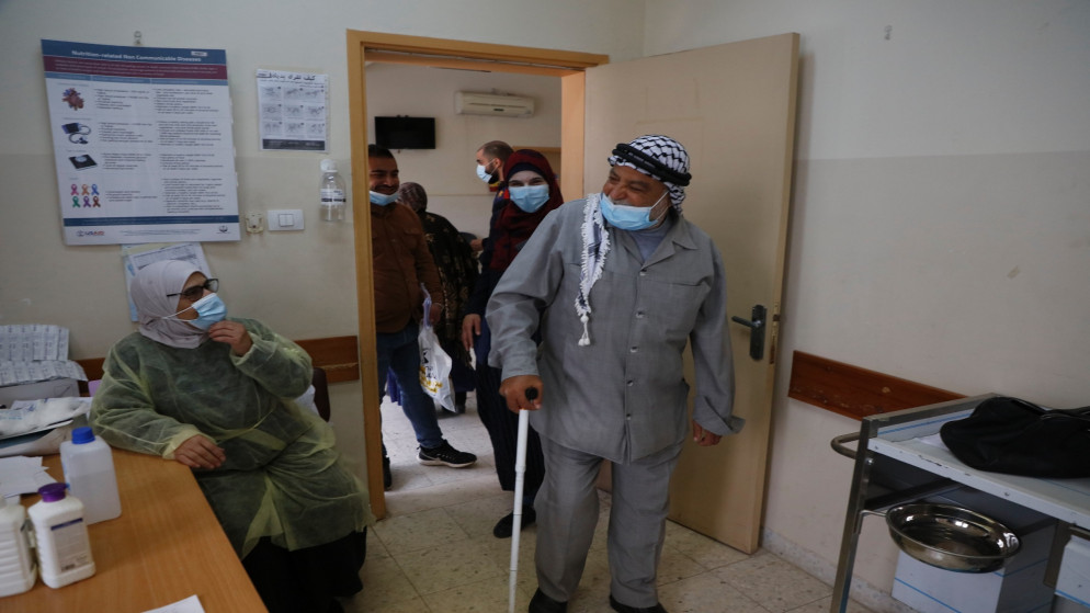 فلسطينيون من كبار السن يتلقون الجرعة الأولى من لقاح كوفيد-19 في مدينة جنين. 22/03/2021. (عدي دعيبس/ وفا)