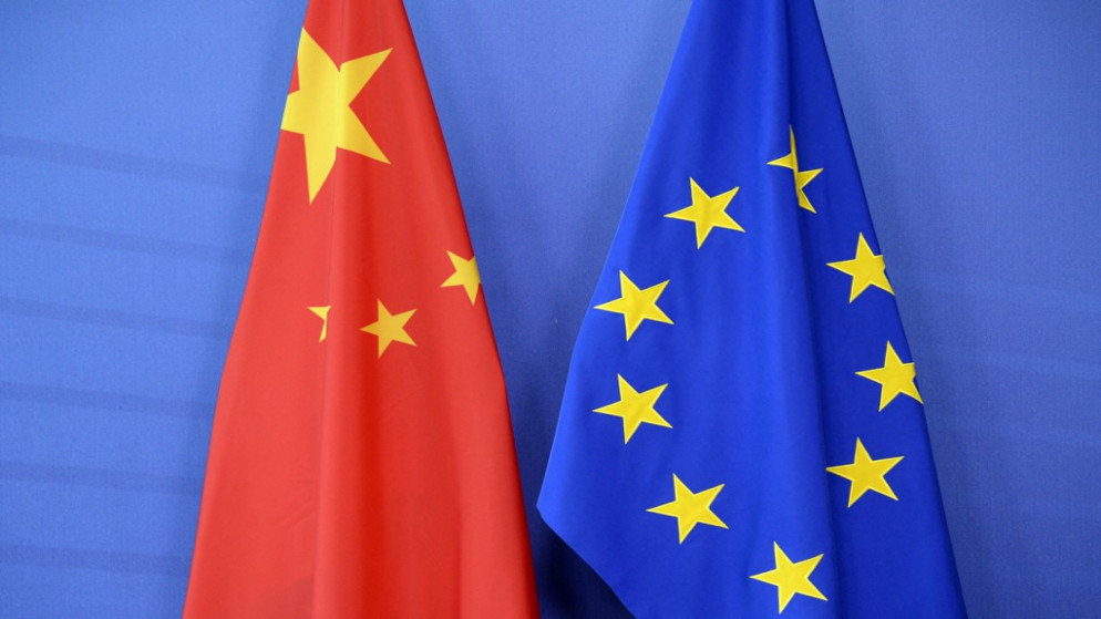 علما الاتحاد الأوروبي والصين (أ ف ب)