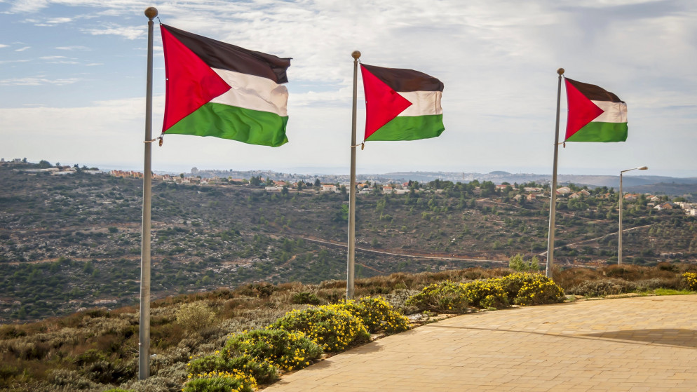 الأعلام الفلسطينية فوق تلة روابي في الضفة الغربية المحتلة. (shutterstock)