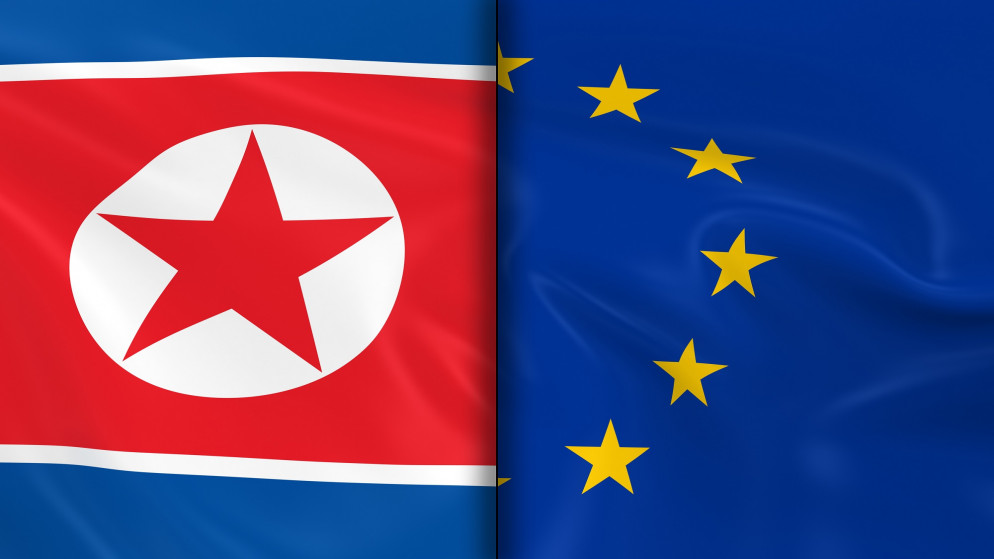 علما كوريا الشمالية (يسار) والاتحاد الأوروبي. (shutterstock)