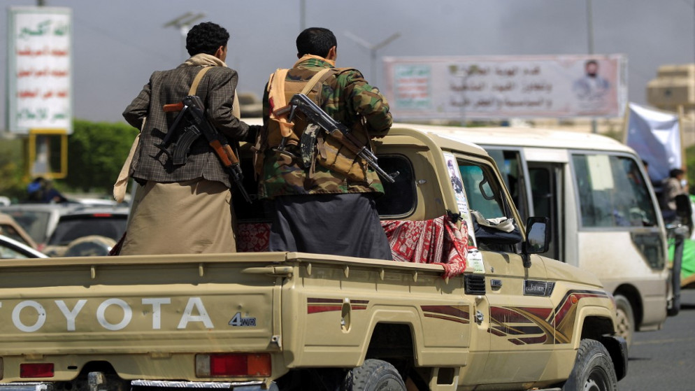 موالون للحوثيين في اليمن يركبون شاحنة صغيرة في منطقة مأرب. 23 مارس / آذار 2021 . (أ ف ب)