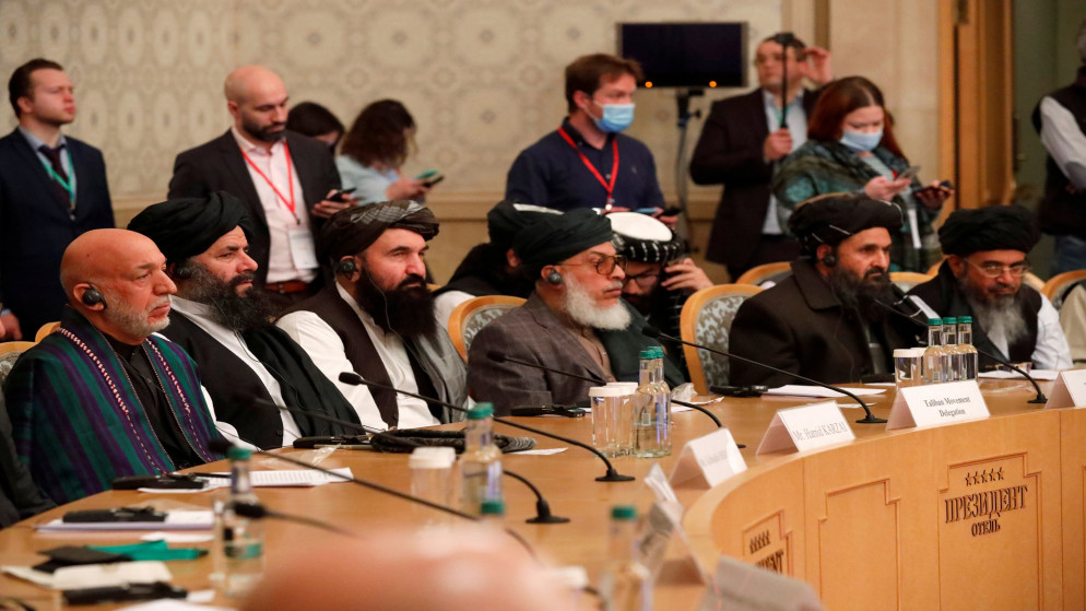مسؤولون بمن فيهم الرئيس الأفغاني السابق حامد كرزاي ونائب زعيم طالبان والمفاوض الملا عبد الغني بارادار بمؤتمر السلام الأفغاني في روسيا. 18/03/2021. (ألكسندر زيمليانتشينكو / رويترز)