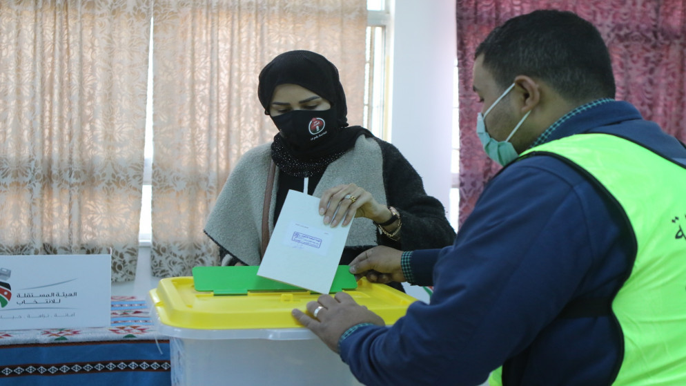 فتاة تدلي بصوتها خلال الانتخابات التشريعية في 2020. (صلاح ملكاوي/ المملكة)