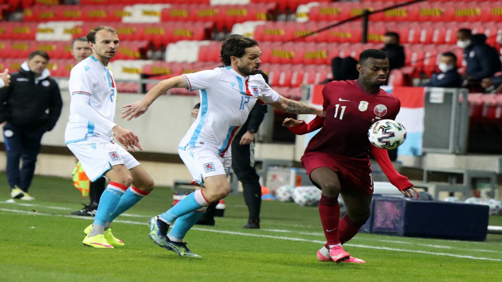 جانب من مباراة منتخب قطر مع لوكسمبورغ في التصفيات الأوروبية. (أ ف ب)