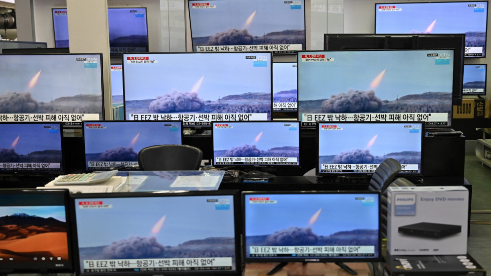 تعرض شاشات التليفزيون لقطات ملف لاختبار صاروخ كوريا الشمالية بينما يبث برنامج إخباري تقارير حول اختبار صاروخ باليستي مشتبه به. مركز إلكترونيات. سيول. 25 مارس/آذار 2021. (أ ف ب)