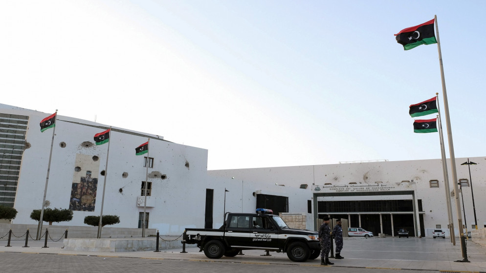 صورة أرشيفية لقوات أمن تقف أمام مبنى البرلمان في مدينة سرت الليبية. 07/03/2021. (عصام عمران الفتوري/ رويترز)