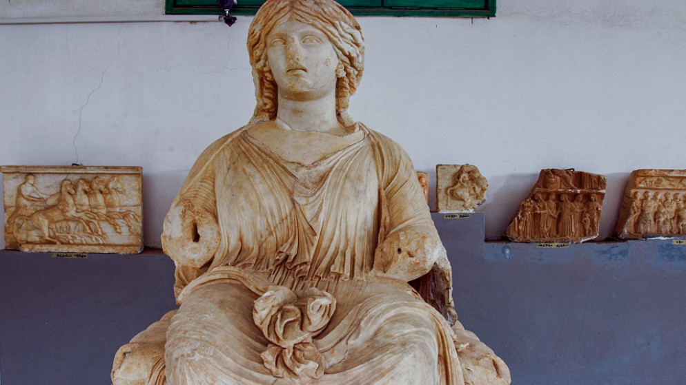 منحوتة أثرية لامرأة معروضة في متحف القيرواني في بلدة الشحات شرقي ليبيا 10 مارس/آذار 2021.(أ ف ب)