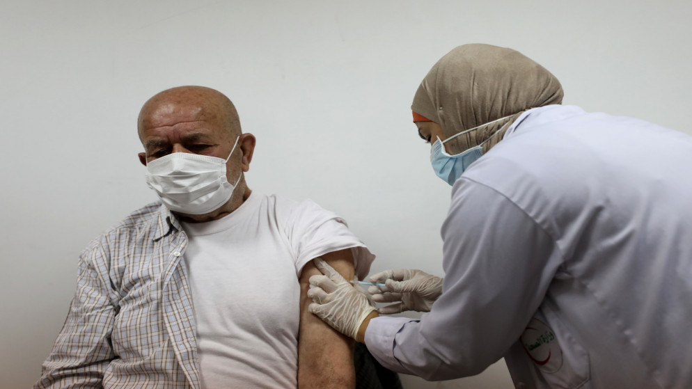 انطلاق حملة التطعيم ضد كورونا في فلسطين المحتلة. 22/03/2021. (أيمن نوباني/ وفا)