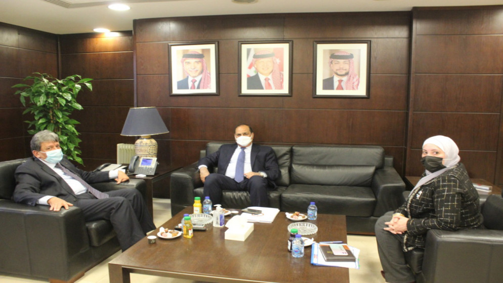 وزير النقل وجيه عزايزة (يسار) خلال اجتماعه مع نظيره العراقي ناصر شبلي. (بترا)