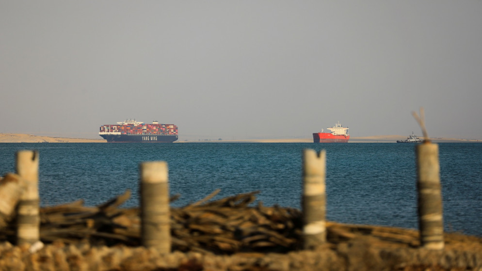 ترسو سفينتا شحن خارج قناة السويس، حيث جنحت سفينة حاويات وعرقلت حركة المرور، في الإسماعيلية، مصر، 25 آذار/مارس 2021. (رويترز / عمرو عبد الله)