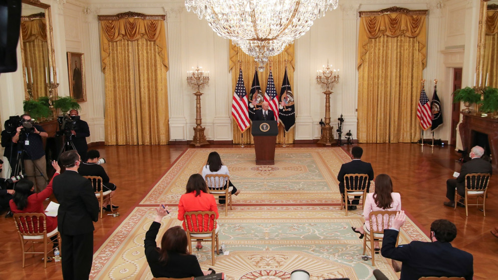 الرئيس الأميركي جو بايدن يعقد أول مؤتمر صحفي رسمي له كرئيس في الغرفة الشرقية بالبيت الأبيض في واشنطن، الولايات المتحدة، 25 آذار/مارس 2021. (رويترز / ليا ميليس)