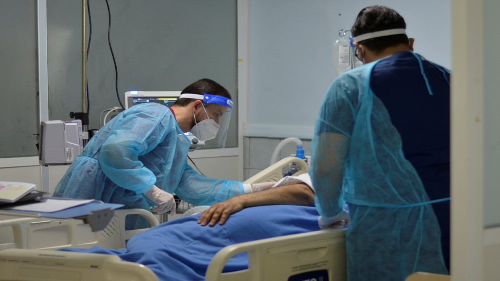 مريض كورونا في وحدة العناية الحثيثة في مستشفى في عمان، 23 آذار/مارس 2021. (معاذ فريج/ رويترز)