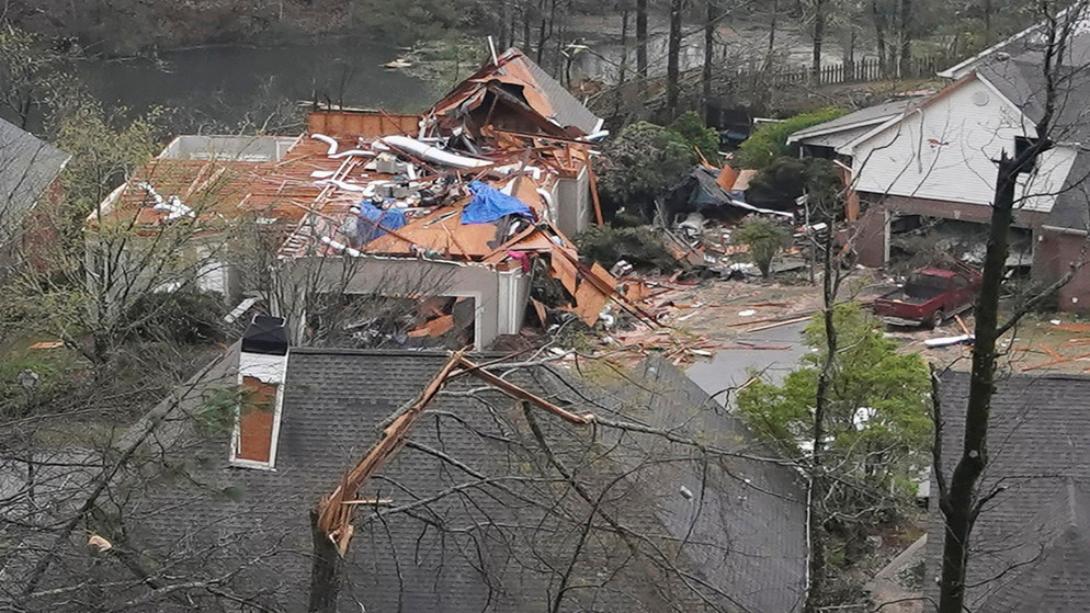 منزل مفقود سقفه بعد إعصار مر عبر تقسيم إيجل بوينت في هوفر. ألاباما. الولايات المتحدة. 25 مارس 2021. (رويترز)