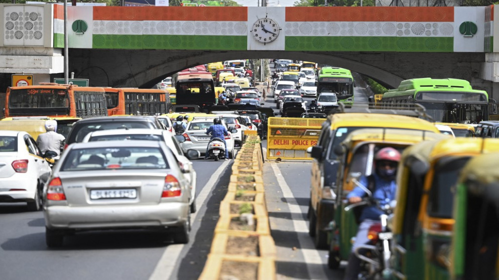 مركبات تسير على طول طريق مزدحم في نيودلهي حيث سجلت الهند أكثر من 50000 حالة إصابة بفيروس كورونا الجديد لأول مرة منذ نوفمبر. .25 مارس 2021.(أ ف ب)