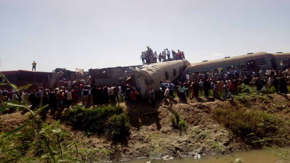 أشخاص يتفقدون الأضرار بعد اصطدام قطارين بالقرب من مدينة سوهاج ، مصر . 26 آذار/مارس 2021. (رويترز )
