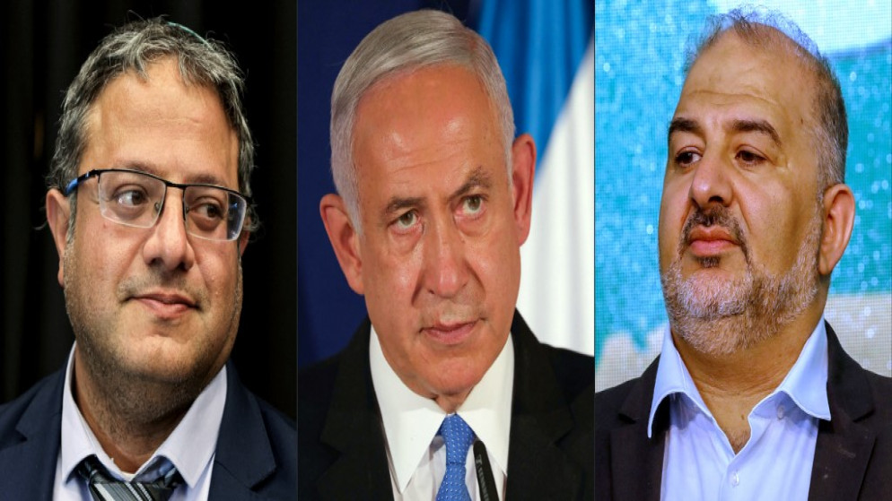 رئيس الوزراء الإسرائيلي بنيامين نتنياهو (وسط) ومنصور عباس رئيس القائمة العربية الموحدة "الحركة الإسلامية الجنوبية" (يمين)، وزعيم الصهيونية الدينية إيتمار بن غفير (يسار). (أ ف ب)