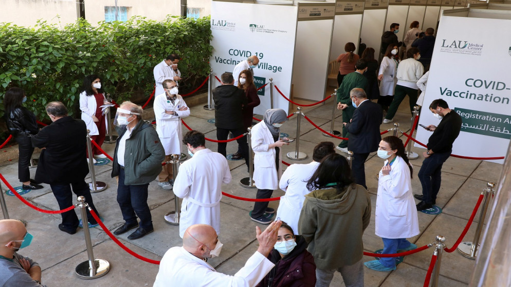 عمال الرعاية الصحية ينتظرون تلقي لقاح واقي من كورونا خلال حملة التطعيم في المركز الطبي للجامعة اللبنانية الأميركية - مستشفى رزق في بيروت، لبنان، 16 شباط/فبراير  2021. (رويترز / محمد أزاكر)
