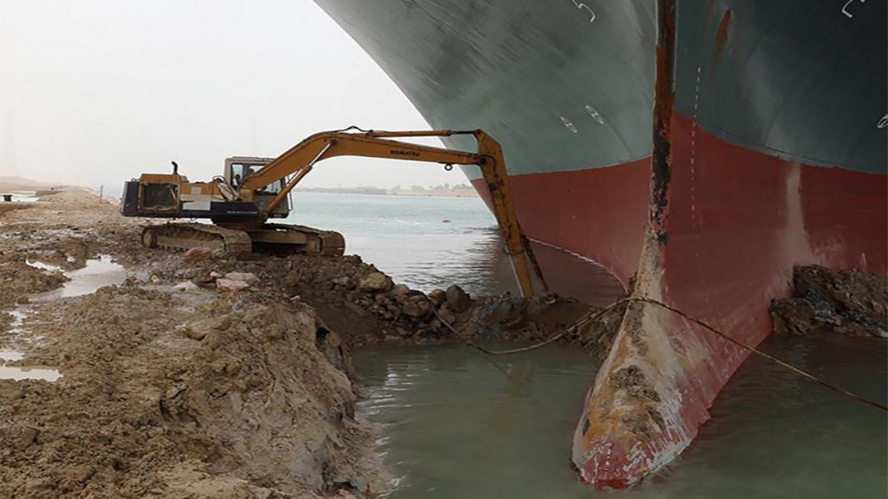 سفينة حاويات عالقة في قناة السويس، مصر، 26 آذار/ مارس 2021. (أ ف ب)