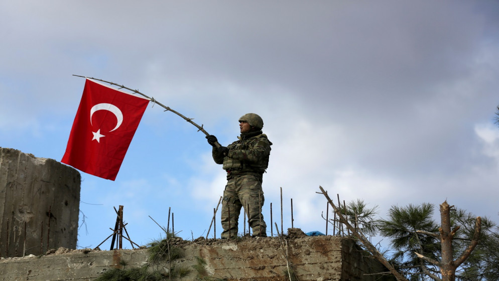 جندي تركي يلوح بالعلم، 28 كانون الثاني/ يناير 2018. (رويترز)