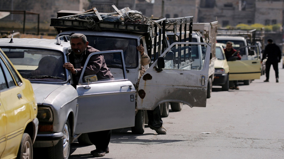 سيارات تقف في طابور عند محطة وقود في حلب بسوريا .11 أبريل/ نيسان 2019.(رويترز)