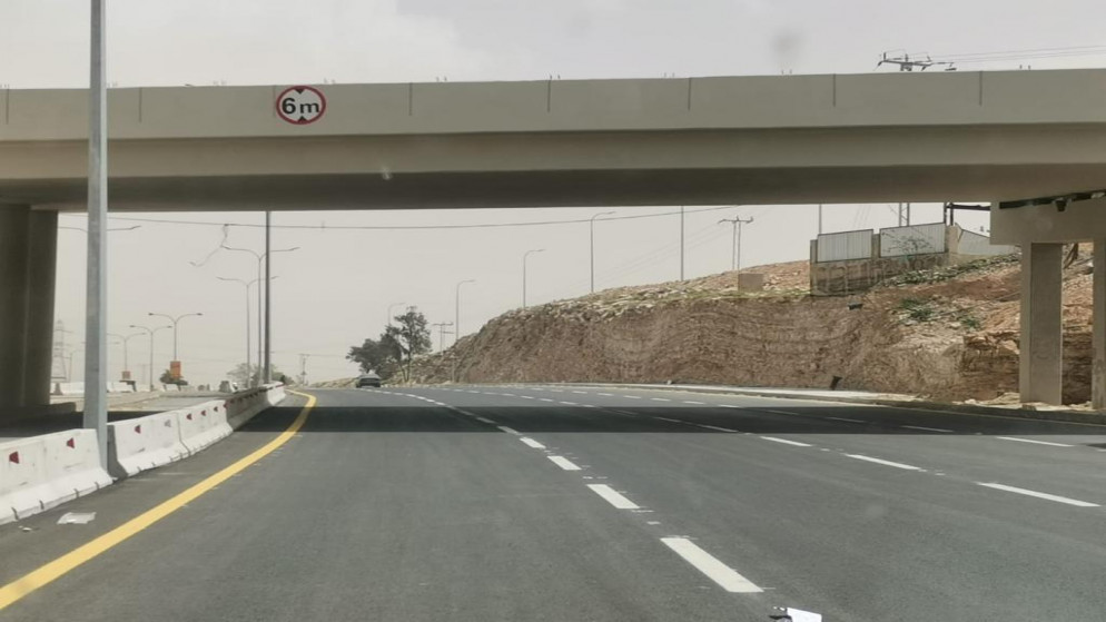 جزء من طريق عمان - الزرقاء. (وزارة الأشغال العامة)