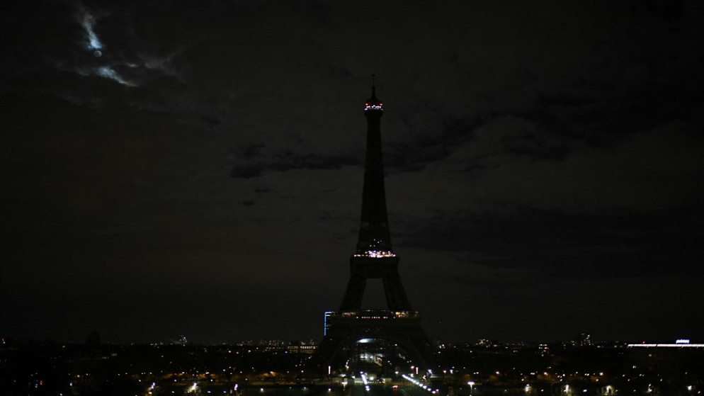 برج إيفل في باريس بعد إغلاقه كجزء من حملة ساعة الأرض البيئية، 27 آذار/ مارس 2021. (أ ف ب)