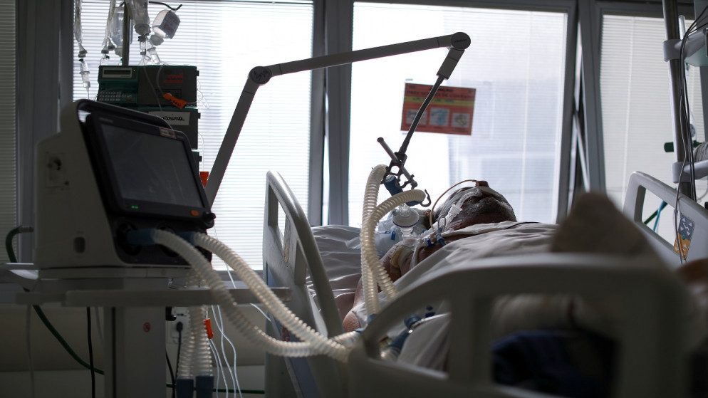 مريض مصاب بكورونا، وحدة العناية المركزة (ICU) بمستشفى ساو باولو في ساو باولو، البرازيل، 17 آذار/ مارس 2021. (رويترز)