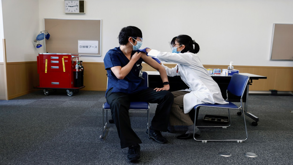 عامل طبي في اليابان يتلقى جرعة من لقاح كورونا، مركز طوكيو الطبي في طوكيو، اليابان، 17 شباط/ فبراير 2021. (رويترز)